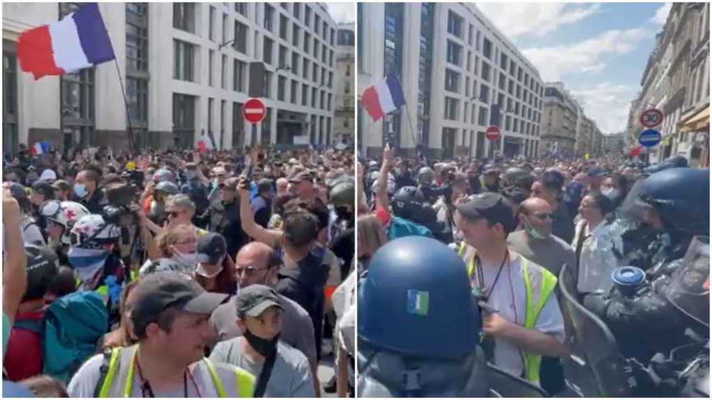 Manifestanți care protestează la Paris față de pașaportul COVID.
