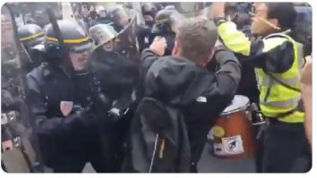 Franța în pandemie: Francezii refuză să intre în barurile și terasele care cer green pass