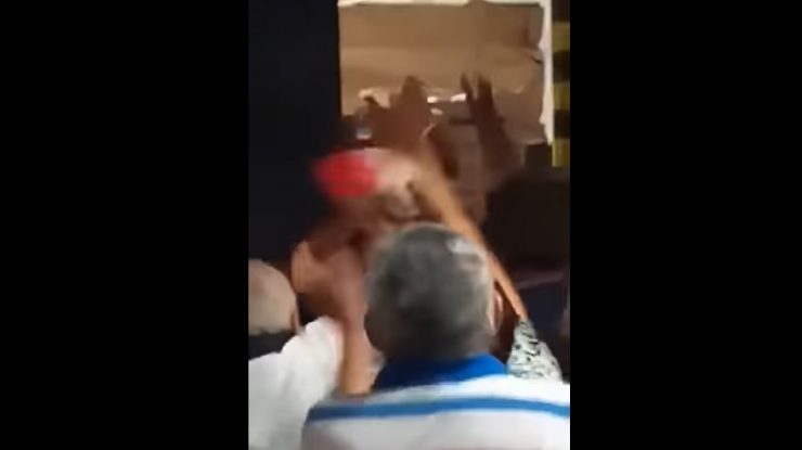 VIDEO. Bătaie pe pui congelați la un magazin din Brăila. Angajații aruncau cu păsări în oameni