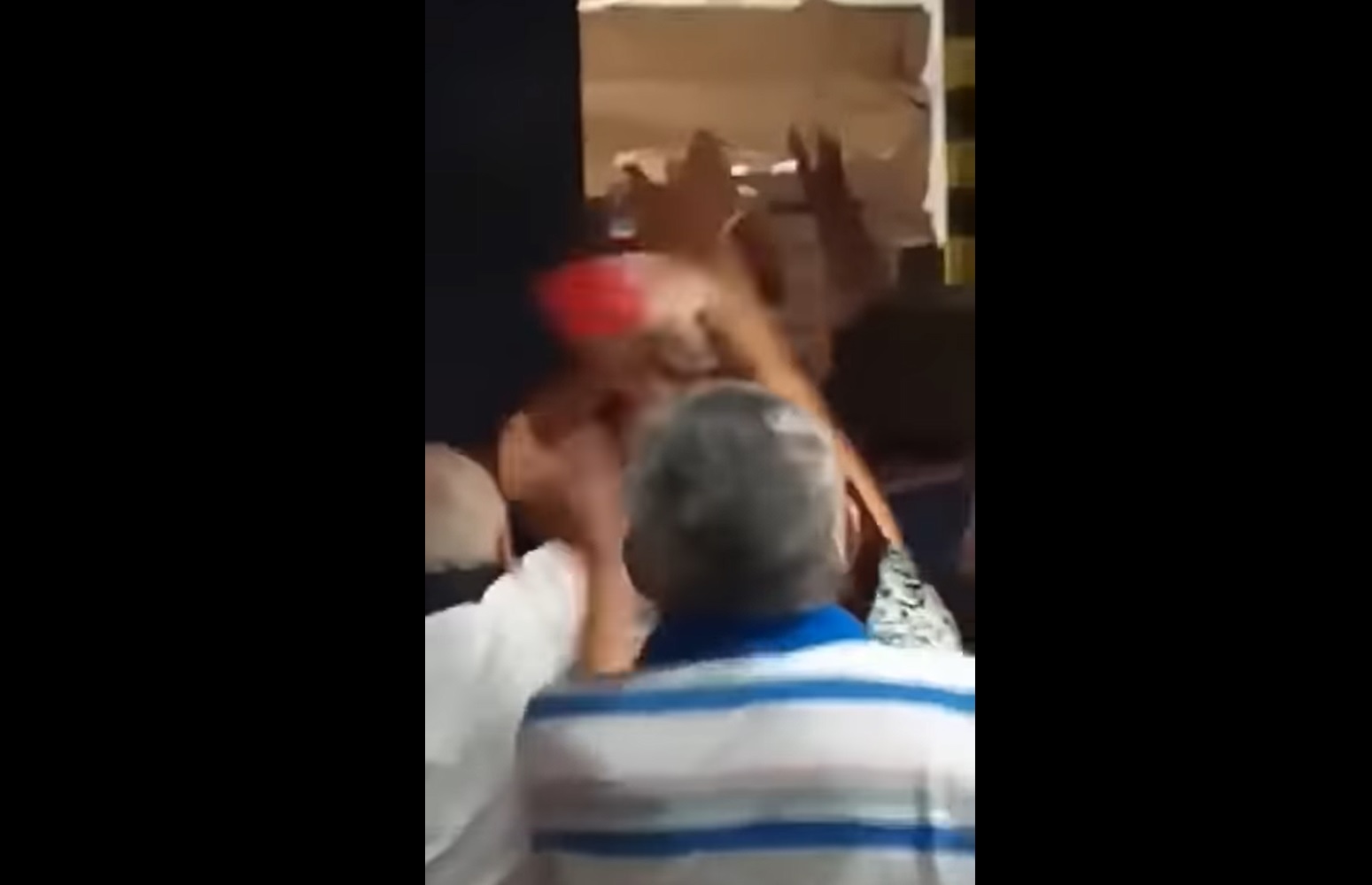 VIDEO. Bătaie pe pui congelați la un magazin din Brăila. Angajații aruncau cu păsări în oameni