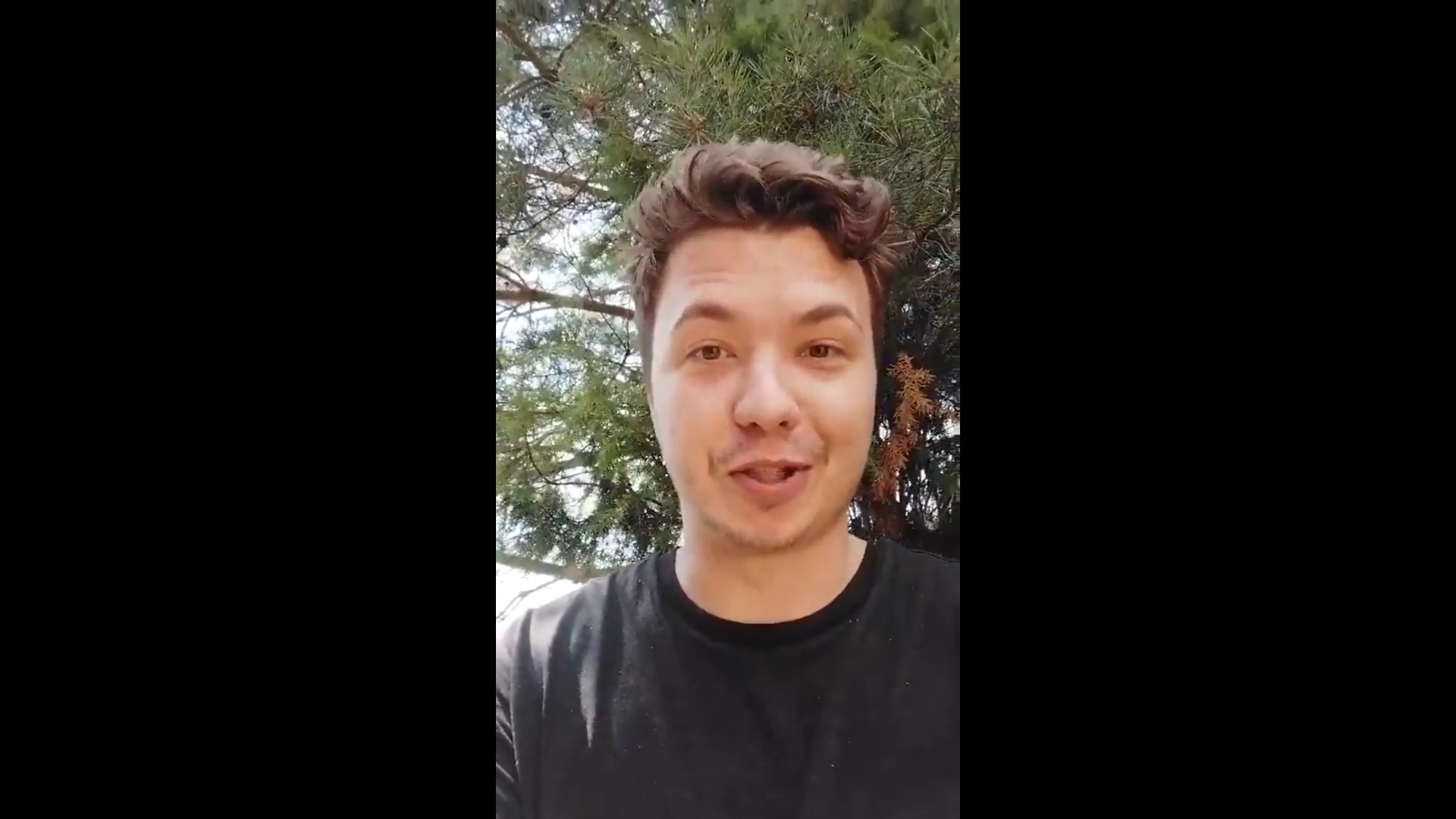 Roman Protasevici, în arest la domiciliu, a transmis un mesaj pe Twitter: „Conduc, scriu, răspund fără supraveghere”. VIDEO