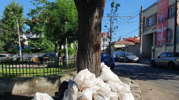 Saci de moloz aruncați la întâmplare pe domeniul public din Sectorul 2. Avertismentul primarului. FOTO