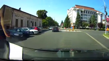 Şoferiţe periculoase în Gorj. Au fost filmate în timp ce intră pe contrasens în sensul giratoriu şi întorc pe linia continuă. VIDEO