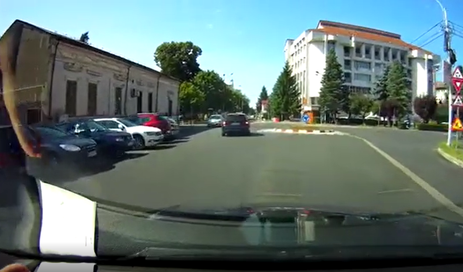 Şoferiţe periculoase în Gorj. Au fost filmate în timp ce intră pe contrasens în sensul giratoriu şi întorc pe linia continuă. VIDEO