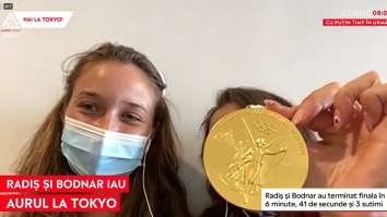 Ancuța Bodnar și Simona Radiș la Aleph News, arătând medalia de aur.