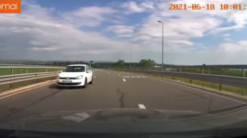 Șoferul unui Volkswagen alb a fost surprins pe contrasens pe Autostrada A3.