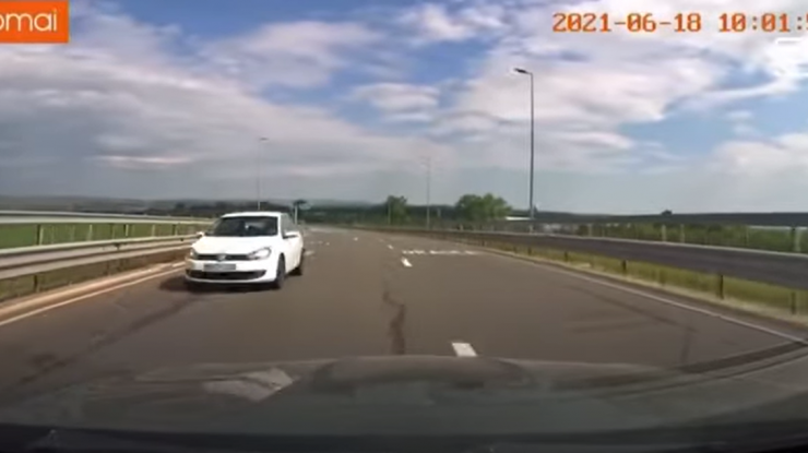 Șoferul unui Volkswagen alb a fost surprins pe contrasens pe Autostrada A3.