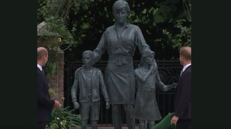 Statuia închinată prinţesei Diana a fost dezvelită de William şi Harry. VIDEO