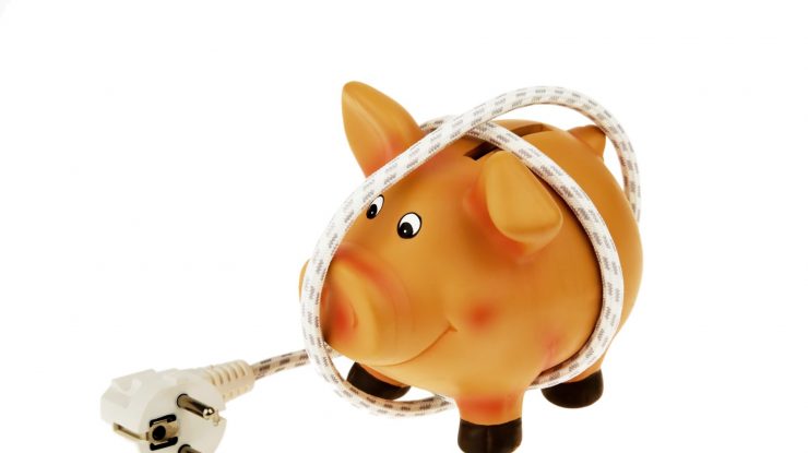 Pușculiță care are un ștecher înfășurat în jurul ei.