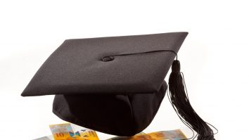 Bani și pălărie de student.