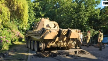 Tancul Panther ținut de un bătrând de 84 de ani din Germania.