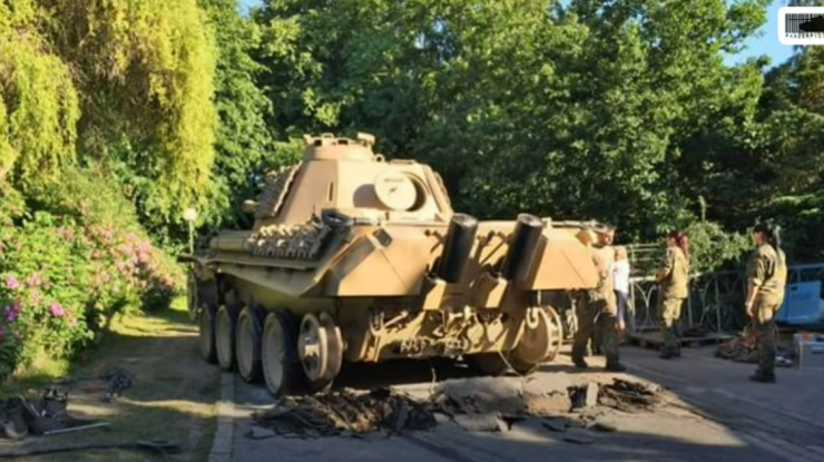 Tancul Panther ținut de un bătrând de 84 de ani din Germania.