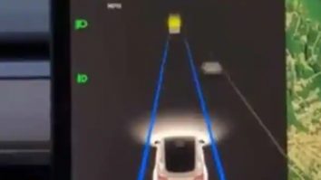 VIDEO: Momentul în care o Tesla încetinește în mod misterios în mijlocul drumului. Motivul e uimitor