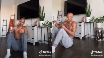 Bărbatul care conduce o mașină invizibilă în sufrageria sa.