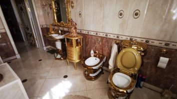 FOTO: Opulența din casa unui polițist de la Rutieră. O toaletă aurită, printre obiectele găsite de anchetatori