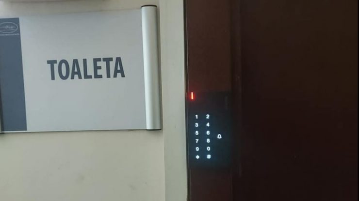 Culmea digitalizării: Sistem de acces „ca la NASA” în WC-ul Prefecturii din Bacău. PSD: „Ce s-o afla ascuns acolo?”