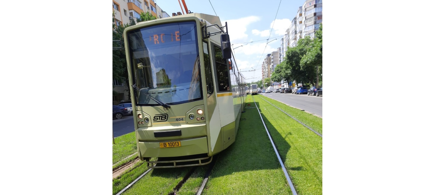 Un tramvai a deraiat, după ce s-a rupt pe șine. E al doilea incident periculos în mai puțin de o lună. FOTO