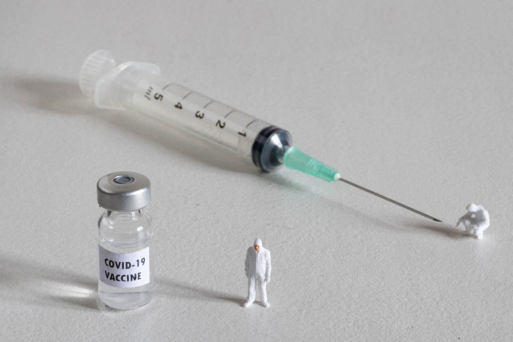 Seringă și doză de vaccin anti-COVID.