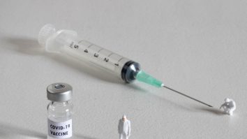 Seringă și doză de vaccin anti-COVID.