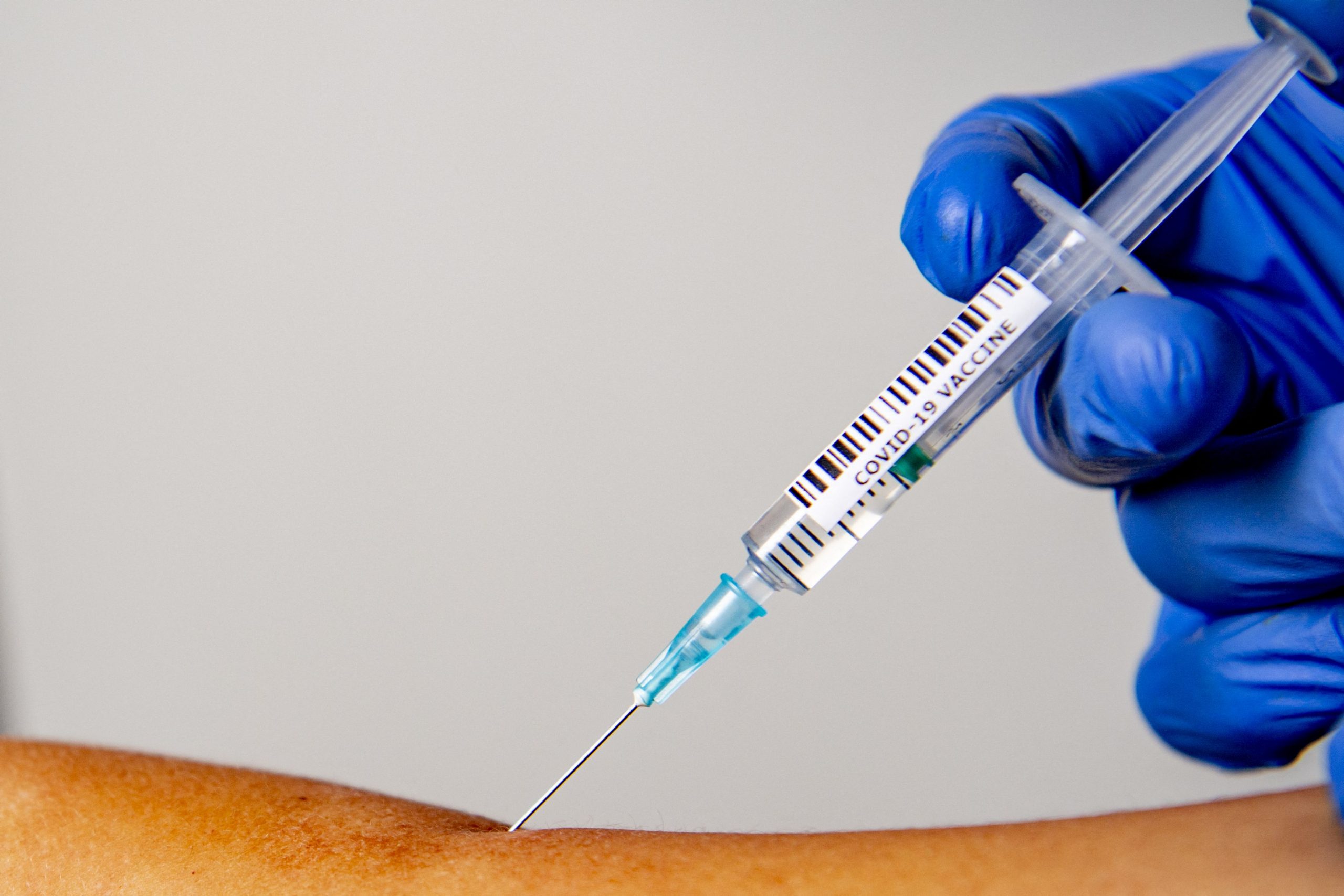 Premierul Franței a anunțat ce categorii de persoane vor primi a treia doză de vaccin