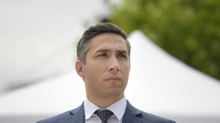 Valeriu Gheorghiță în cadrul unei conferințe de presă. Valeriu Gheorghiță: „Se punea problema la această varianta Epsilon de o reducere a activităţii neutralizante a anticorpilor obţinuţi prin vaccinare. Aceasta este o reducere modestă”.