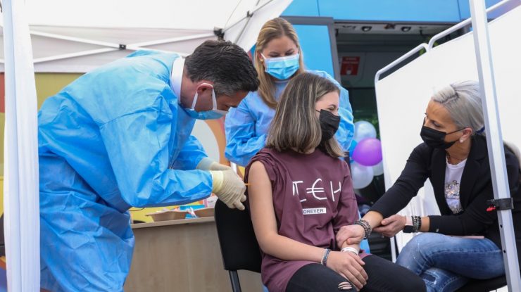 valeriu gheorghita vaccineaza un copil.