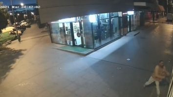 Momente surprinse pe camerele din zona în care bărbatul a vandalizat complexul comercial.