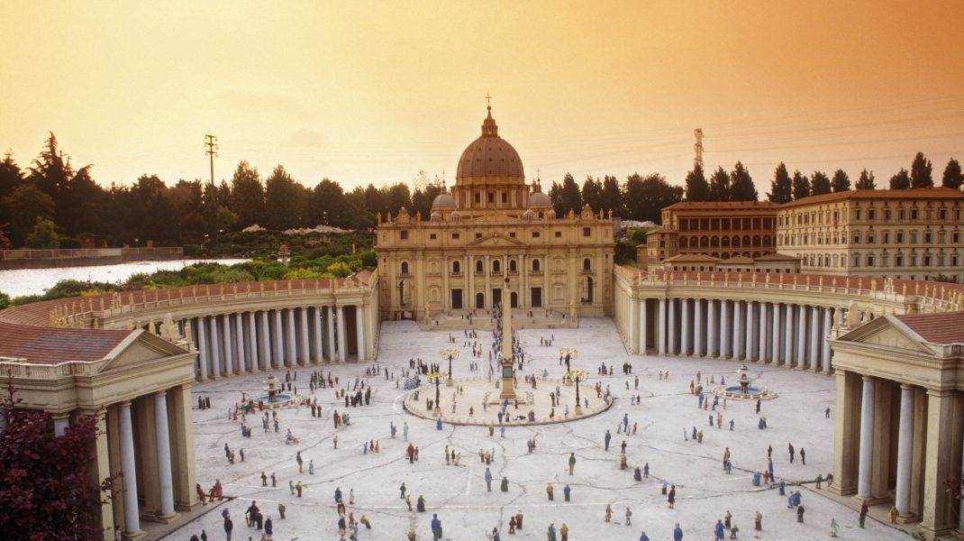 Piața Vatican cu o mulțime de oameni.