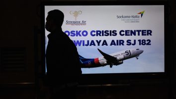 Un bărbat care avea Covid s-a dat drept soţia lui pentru a călători cu avionul