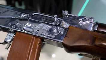 Rușii au lansat Kalashnikov-ul smart. Îți trebuie două încărcătoare – unul cu cartușe și unul pentru telefon