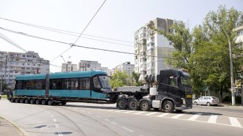 Primul tramvai nou din ultimii 40 de ani a ajuns la Galați. Garnitura a fost fabricată la Arad