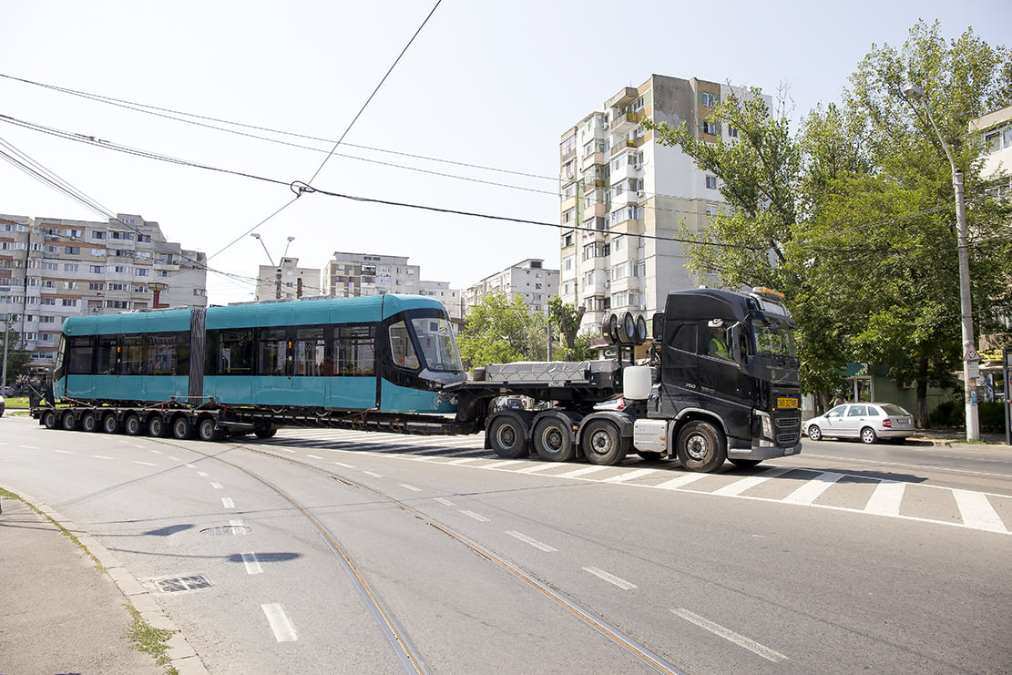 Primul tramvai nou din ultimii 40 de ani a ajuns la Galați. Garnitura a fost fabricată la Arad