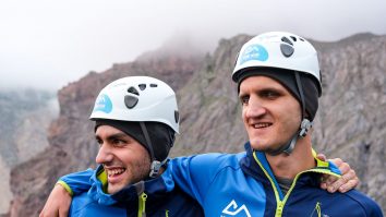 FOTO. Doi sportivi români, care văd împreună 1%, au cucerit cel mai înalt vârf din Europa