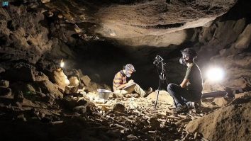 FOTO. Descoperire macabră făcută de o echipă de arheologi: Morman de oase adunate de hiene de-a lungul a mii de ani