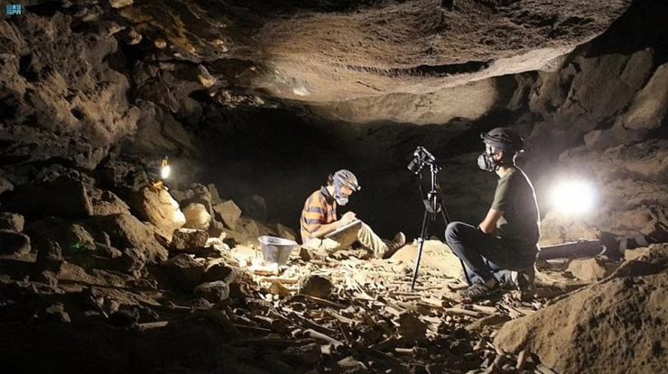 FOTO. Descoperire macabră făcută de o echipă de arheologi: Morman de oase adunate de hiene de-a lungul a mii de ani