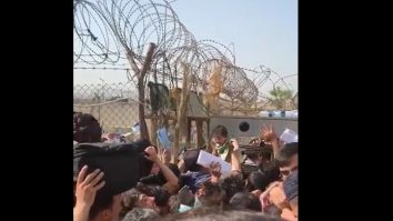 VIDEO. Scene cutremurătoare pe aeroportul din Kabul: Soldații plâng în timp ce mamele afgane își aruncă copiii peste gardul de sârmă ghimpată