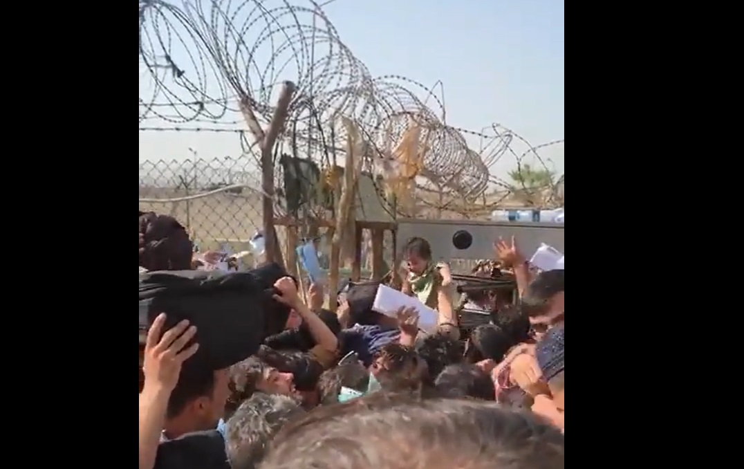 VIDEO. Scene cutremurătoare pe aeroportul din Kabul: Soldații plâng în timp ce mamele afgane își aruncă copiii peste gardul de sârmă ghimpată