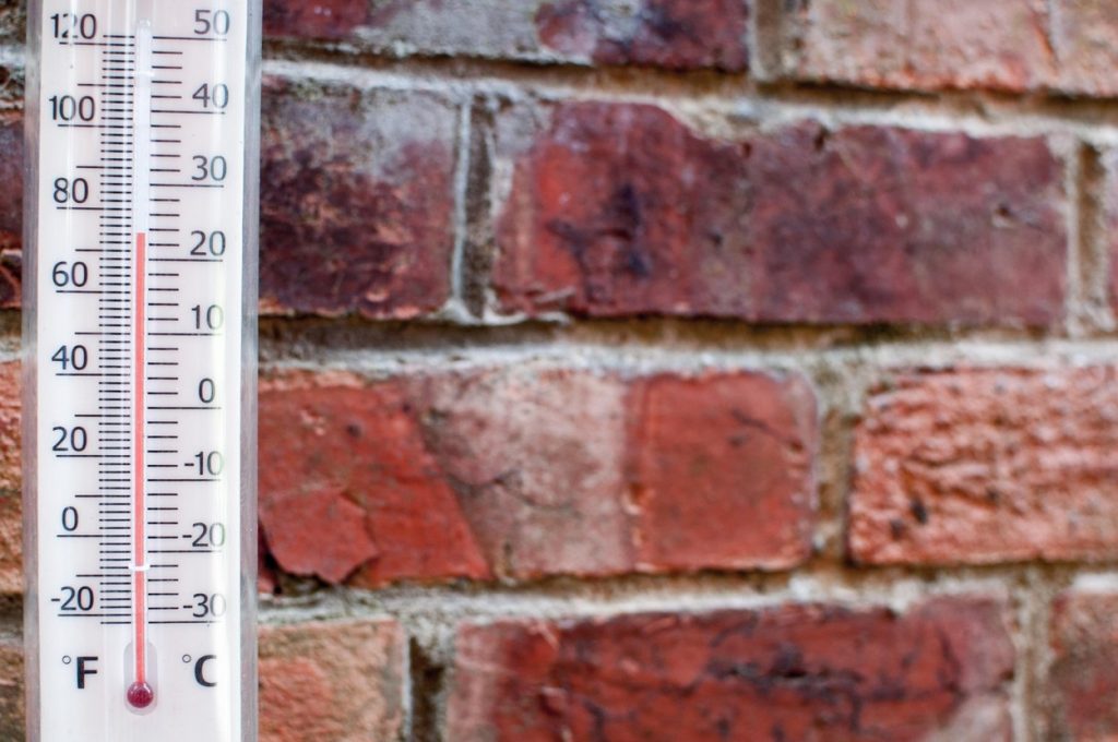 Termometru pus lângă un perete.