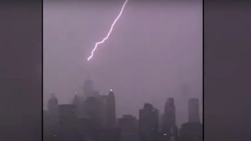 VIDEO. Momentul în care un fulger lovește clădirea One World Trade Center din New York
