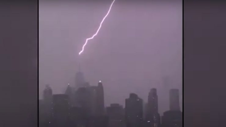 VIDEO. Momentul în care un fulger lovește clădirea One World Trade Center din New York