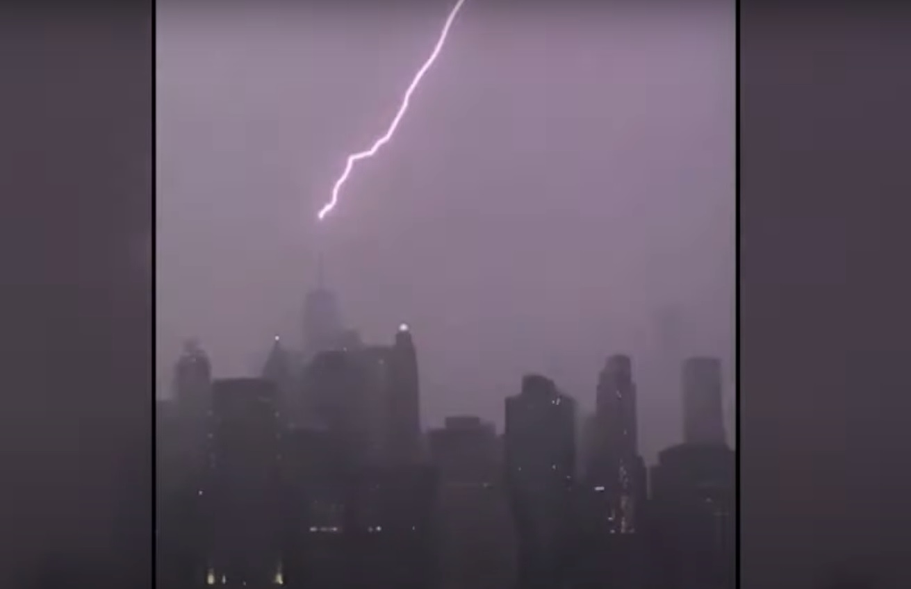 VIDEO. Momentul în care un fulger lovește clădirea One World Trade Center din New York