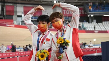 Scandal la Jocurile Olimpice. Doi ciclişti chinezi au purtat insigne cu Mao Zedong