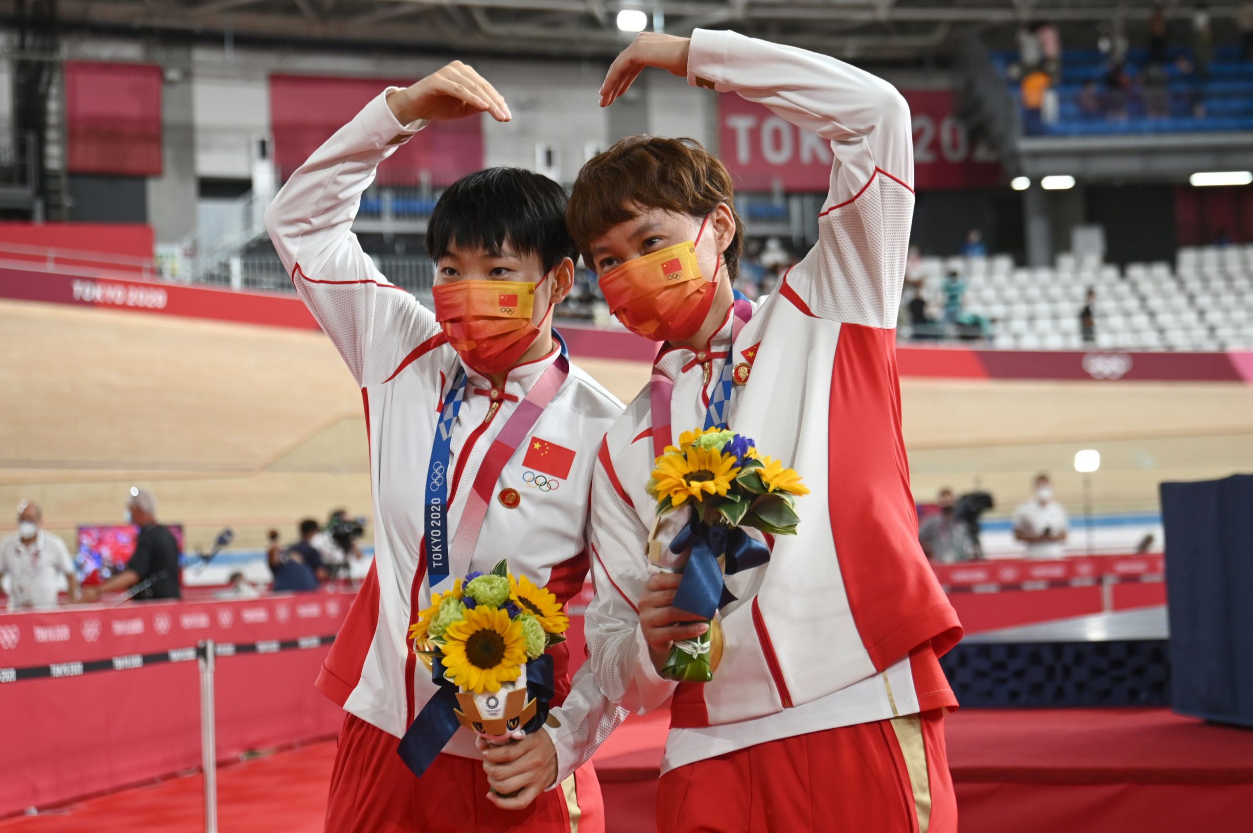 Scandal la Jocurile Olimpice. Doi ciclişti chinezi au purtat insigne cu Mao Zedong