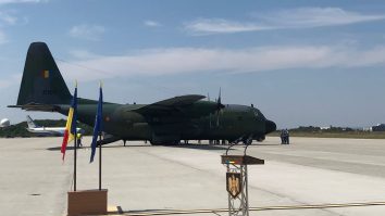 Cei 15 români evacuați din Kabul au ajuns în România