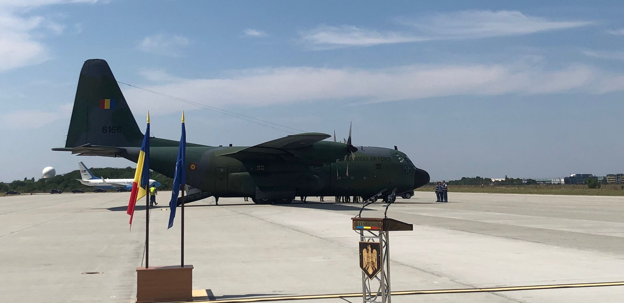 Cei 15 români evacuați din Kabul au ajuns în România