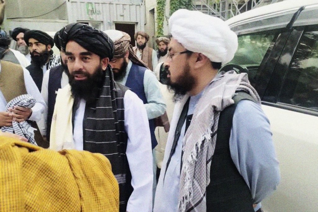Zabihullah Mujahid (stânga), purtătorul de cuvânt al talibanilor. Foto: Hepta