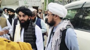 Zabihullah Mujahid (stânga), purtătorul de cuvânt al talibanilor. Foto: Hepta