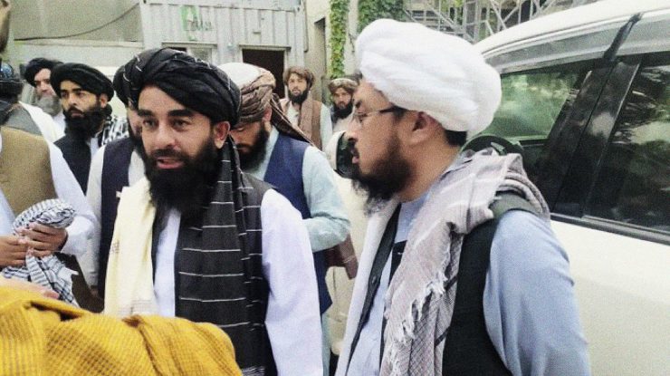 Zabihullah Mujahid (stânga), purtătorul de cuvânt al talibanilor. Foto: Hepta