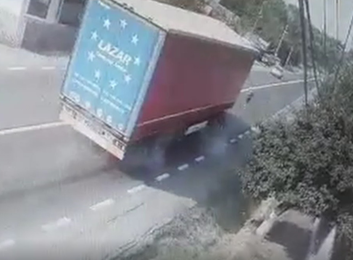 VIDEO. Momentul în care un TIR evită milimetric o femeie de 90 de ani care traversa neregulamentar o șosea din Galați