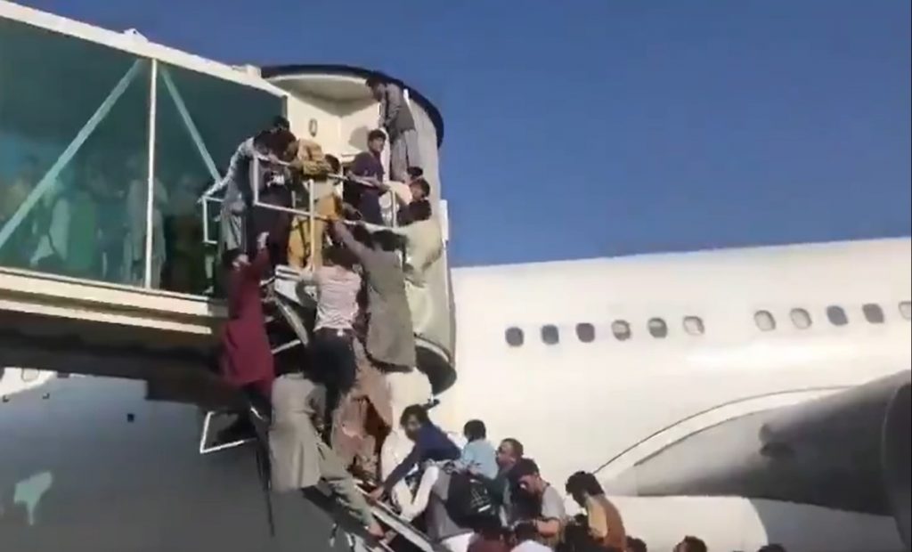 VIDEO: Scene de disperare pe aeroportul din Kabul. Sute de afgani au încercat să urce cu forța într-un avion